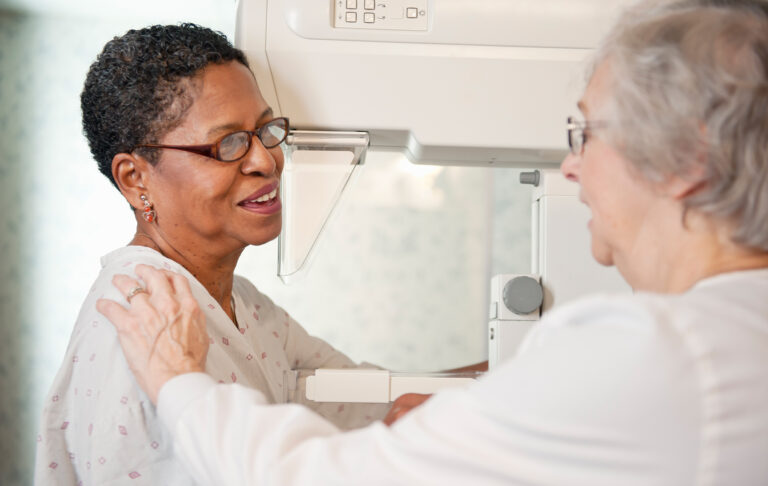 es importante tener en cuenta tu historial médico y realizar controles regulares. Si tienes antecedentes de cáncer de mama