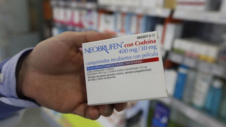 Ficha Técnica Neobrufen con Codeína: Dosificación y presentación de los comprimidos recubiertos con película de 400mg/30mg